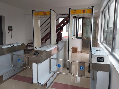 金屬安檢門.jpg “金屬安檢門”/