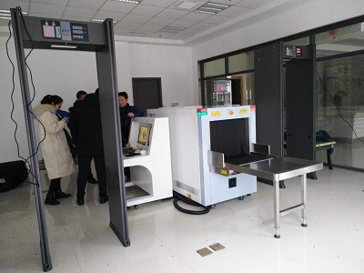“金属安检门”/